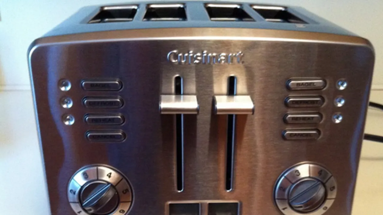 Cel mai dureros accident din LUME! Ce a patit un barbat dupa ce s-a dezbracat si a plecat cu prajitorul in dormitor!