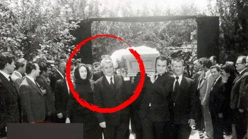 Imagini interzise. Nicolae Ceaușescu, în timp ce își sărută mama moartă în sicriu. De ce n-a vrut s-o înmormânteze pe 7.7.1977