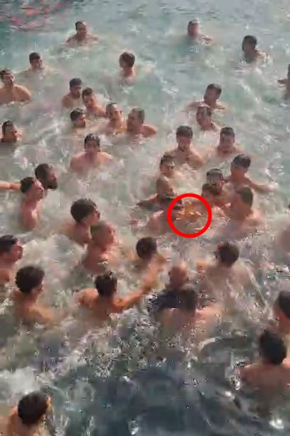 Crucea a fost prinsă de Mircea Ursu, dar dată apoi din mână în mână