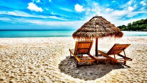 Turiștii vor plăti mai mult pentru un șezlong la mare, în vacanța de 1 Mai. Ministrul Economiei a făcut anunțul!