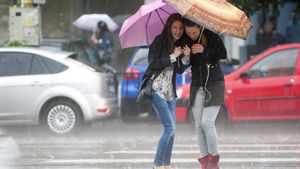 Prognoza meteo specială pentru București: averse, grindină, descărcări electrice