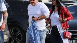 Au trecut înainte pe la stilist! Nuţu Cămătaru & Brazilianca, aranjaţi ţuţ pe litoral: sneakerşi Isabel Marant, Moschino şi sacou fin, uşor cam lung însă la mâneci!