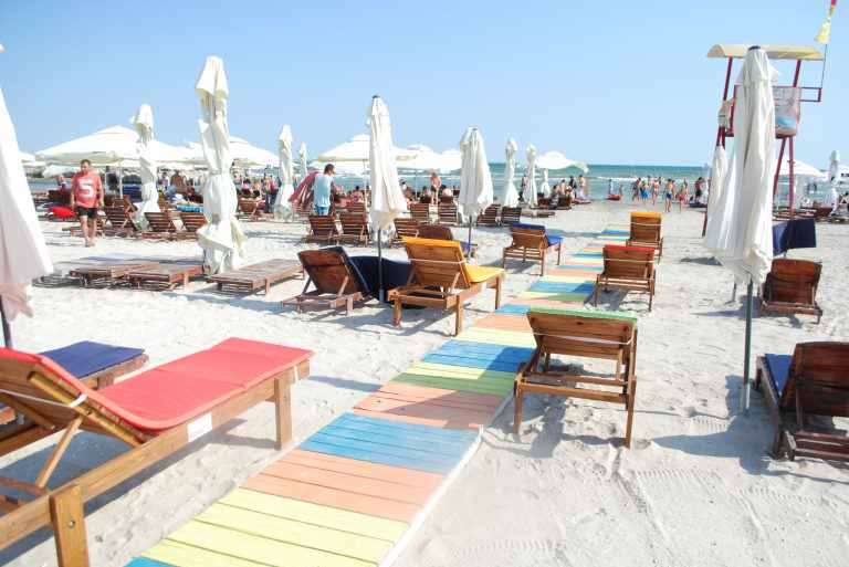 Prima plajă pentru persoanele cu dizabilități, la Mamaia. Ce îi așteaptă acolo pe oamenii cu nevoi speciale. Accestul este GRATUIT