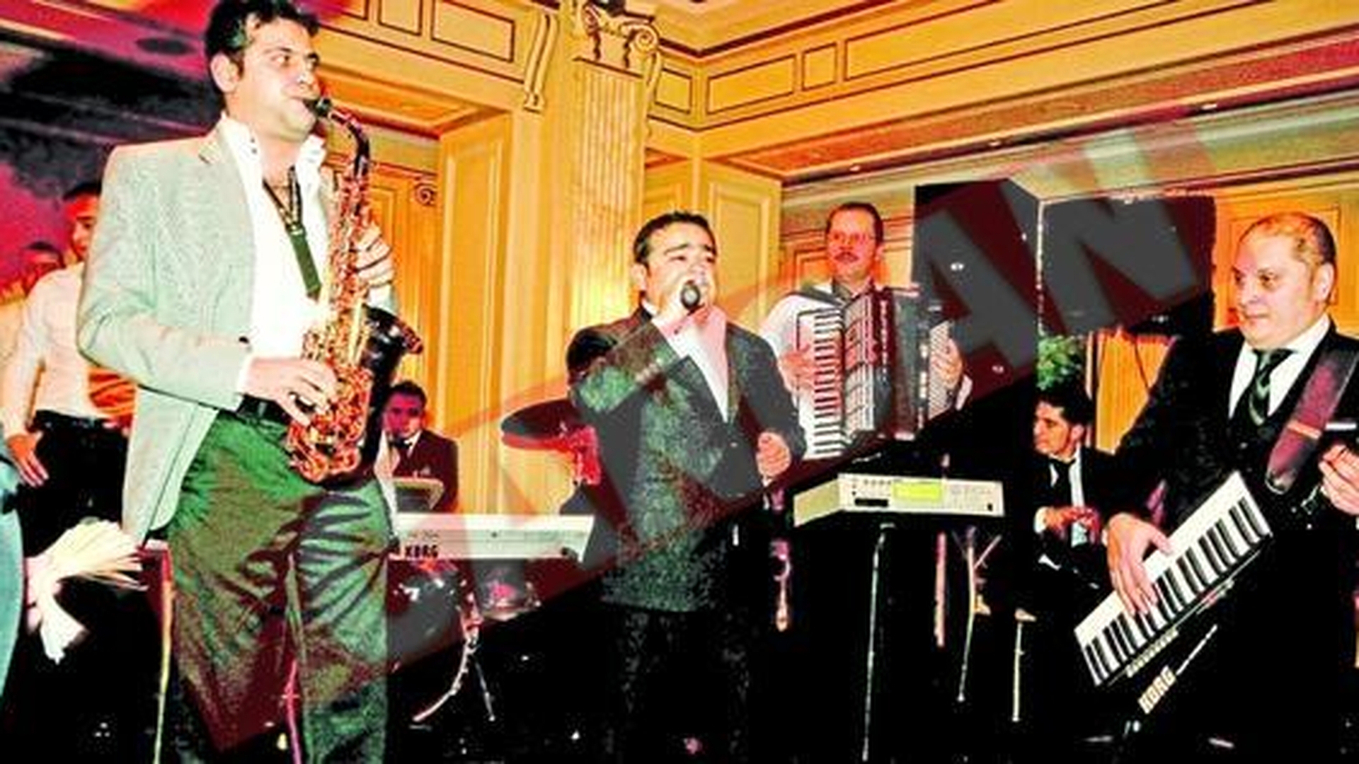 Adi Minune a cantat in faimosul Hotel George V din Paris