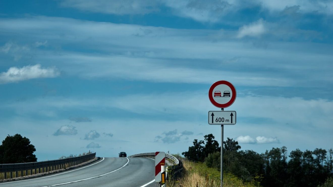 Semnul de circulație pe care mulți șoferi români nu-l cunosc. Ce avertisment reprezintă pentru cei din trafic