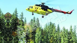 Manevre la inaltime in Poiana Brasov. Stalpi "plantati" cu elicopterul