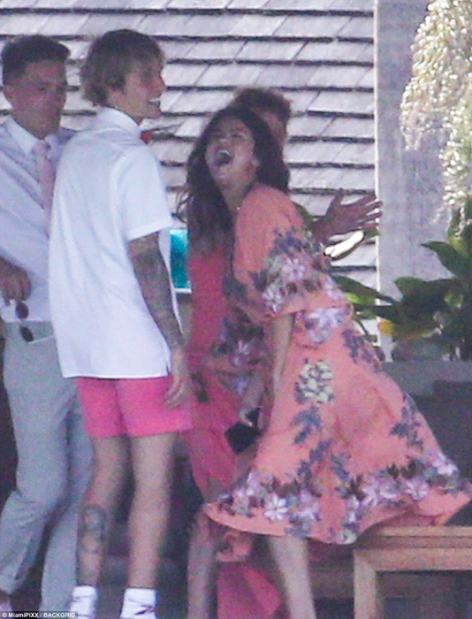 GALERIE FOTO. Au făcut spectacol la nunta tatălui său! Justin Bieber și Selena Gomez, poze incendiare! S-au pipăit de față cu toată lumea!