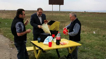 Doi barbati au blocat circulatia! Au facut o chermeza in mijlocul drumului