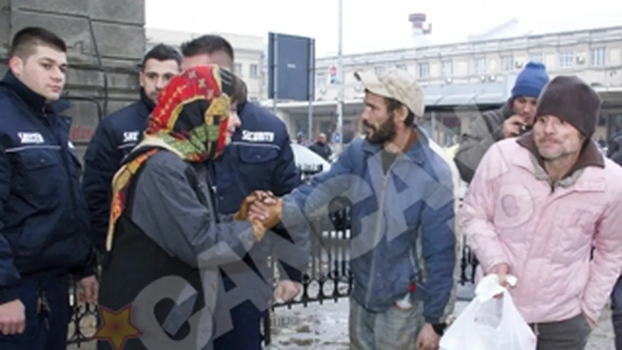 VIDEO Printesa Lia a dat mana cu oamenii strazii. Le-a dus de mancare in canalele in care se adapostesc!