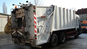 Un sucevean și-a găsit mașina acoperită cu gunoaie! Cine l-a pedepsit și care a fost motivul