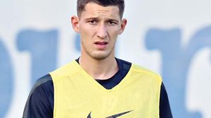 Viaţa la arabi l-a bulversat pe fostul stelist Nilă. Fotbalistul Cruduţei a dansat intim cu un… Video de pomină