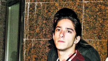 Andrei obisnuia sa-si bata iubita