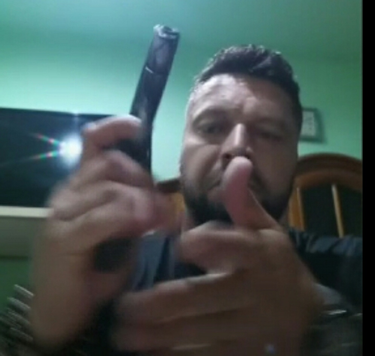 Polițiștii din Dâmbovița, amenințați cu pistolul de un individ care a fost prins conducând sub influența drogurilor
