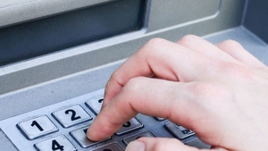 Aveţi grijă atunci când scoaţi bani de la bancomat! S-ar putea să rămâneţi fără ei. O femeie din Cluj a păţit-o