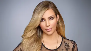 Kim Kardashian, TOPLESS in bratele lui Kanye West, pe motocicleta! Cat a slabit bruneta dupa nastere