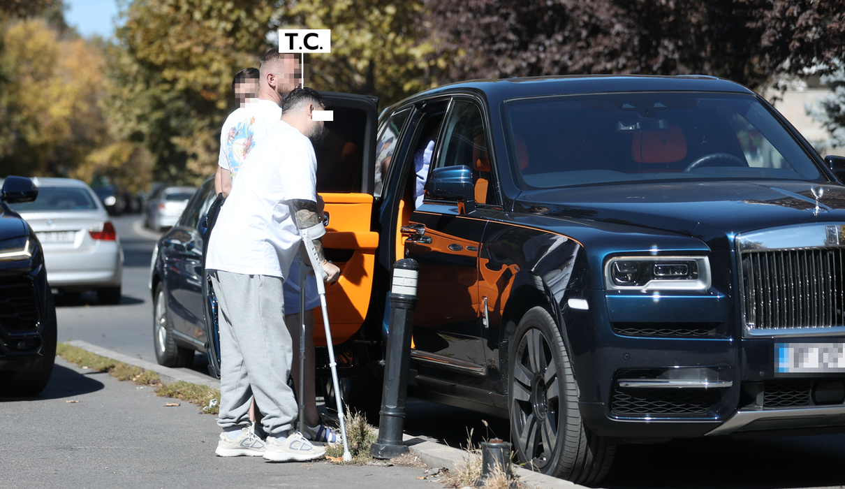 T.C., serios "avariat", se uită cu plăcere la Rolls (Foto: CANCAN.RO)