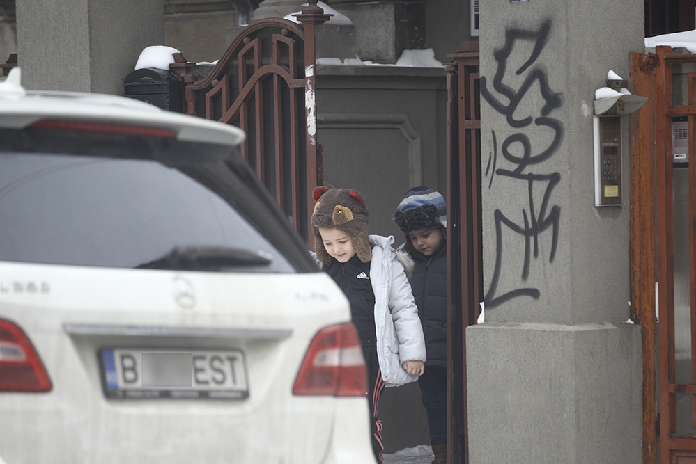 Sofia Anais și Traian jr. ies din vila lui Mihăileanu, proprietatea lui Traian Băsescu