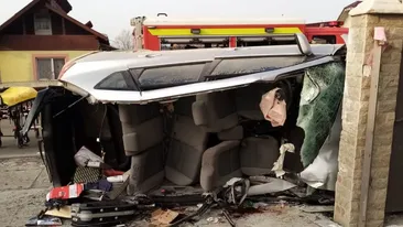 Grav accident de circulație în Suceava. O mașină a intrat într-un cap de pod, iar o persoană a decedat