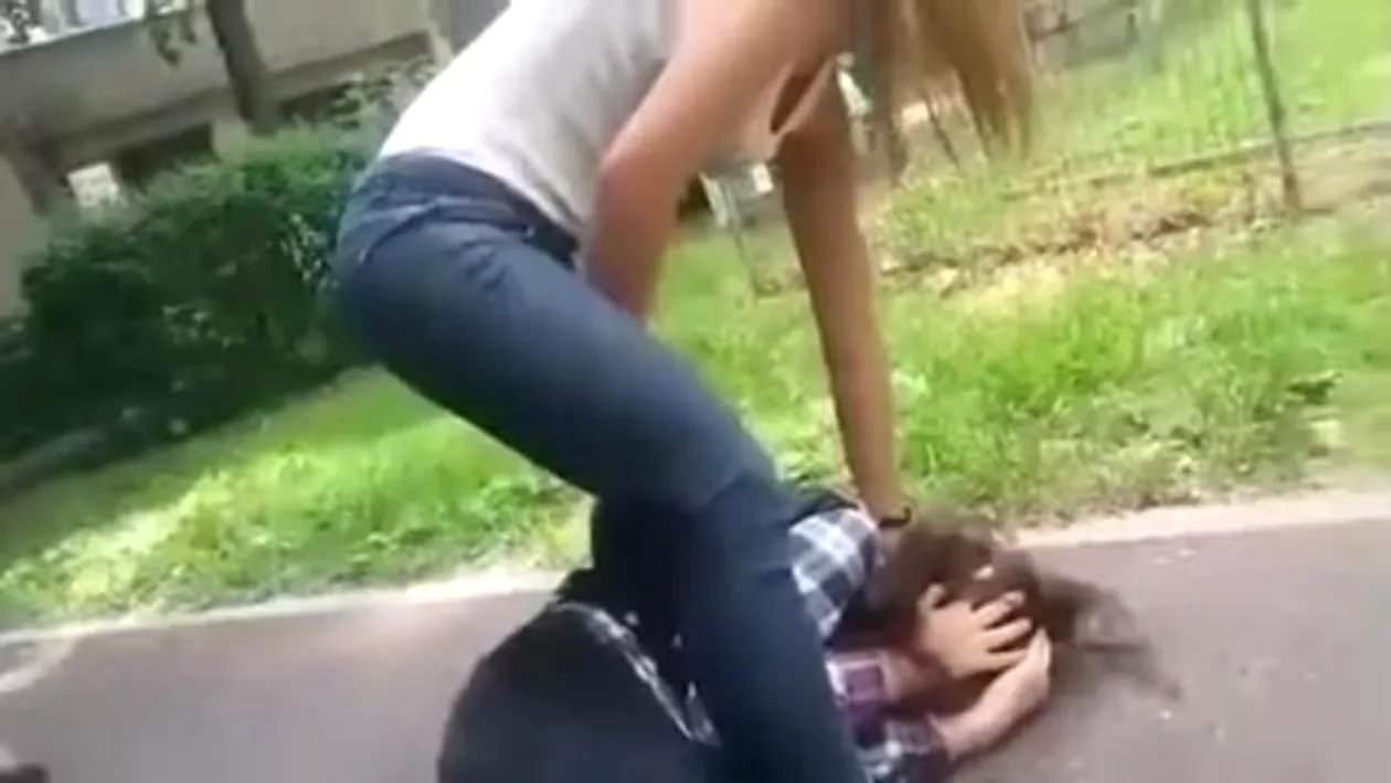 Scene șocante! Două adolescente s-au bătut cu pumnii și picioarele într-un parc din Dâmbovița