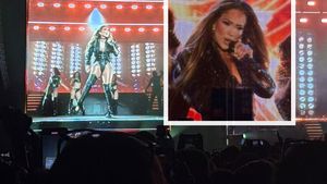 Jennifer Lopez a dat startul distracţiei! Detalii şi imagini EXPLOZIVE din Piaţa Constituţiei. Motivul INCREDIBIL pentru care artista s-a lăsat aşteptată de fani