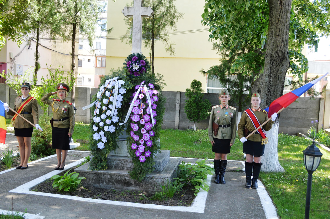 Fetele în uniformă participă la o varietate de festivități militare