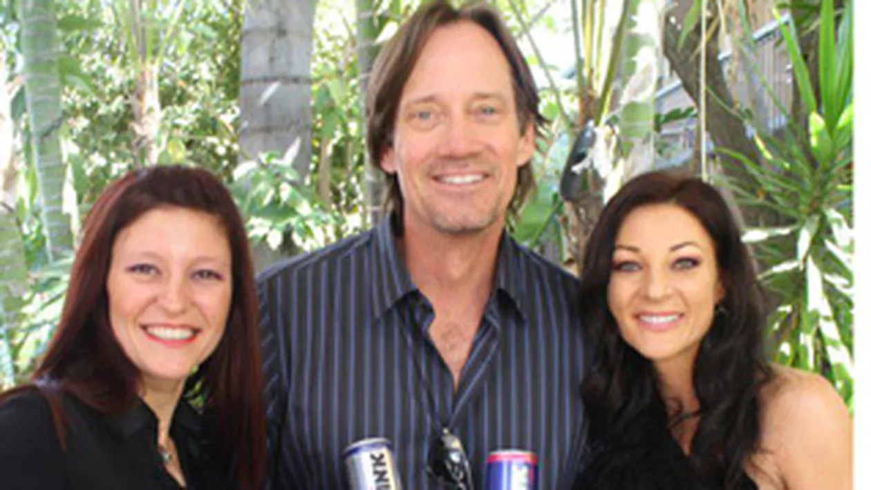 Ramona Gabor ii da o mana de ajutor Monicai in promovarea bauturii cumnatului!