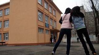 Obligata de o colega de scoala sa se prostitueze la 15 ani! O eleva a facut sex pe bani cu 150 de barbati!