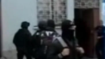 VIDEO Grupare de trafic de droguri ce functiona dupa principiile unei structuri paramilitare, destructurata de procurorii DIICOT