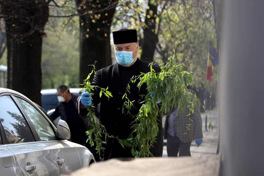 Daniel Tudorache, primarul Sectorului 1, și un preot al Bisericii Cașin împart ramuri de salcie bucureștenilor: ”Căminul fiecărui creștin va fi propria bazilică” | FOTO