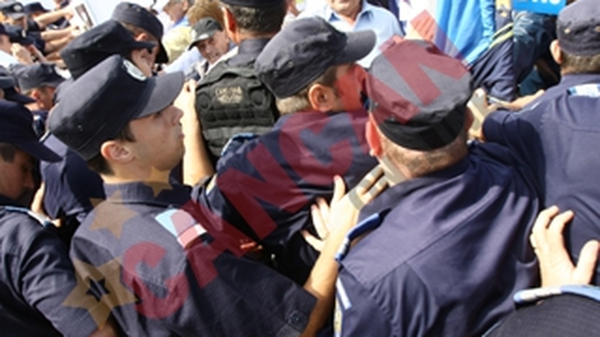 Sute de militari iau cu asalt Capitala