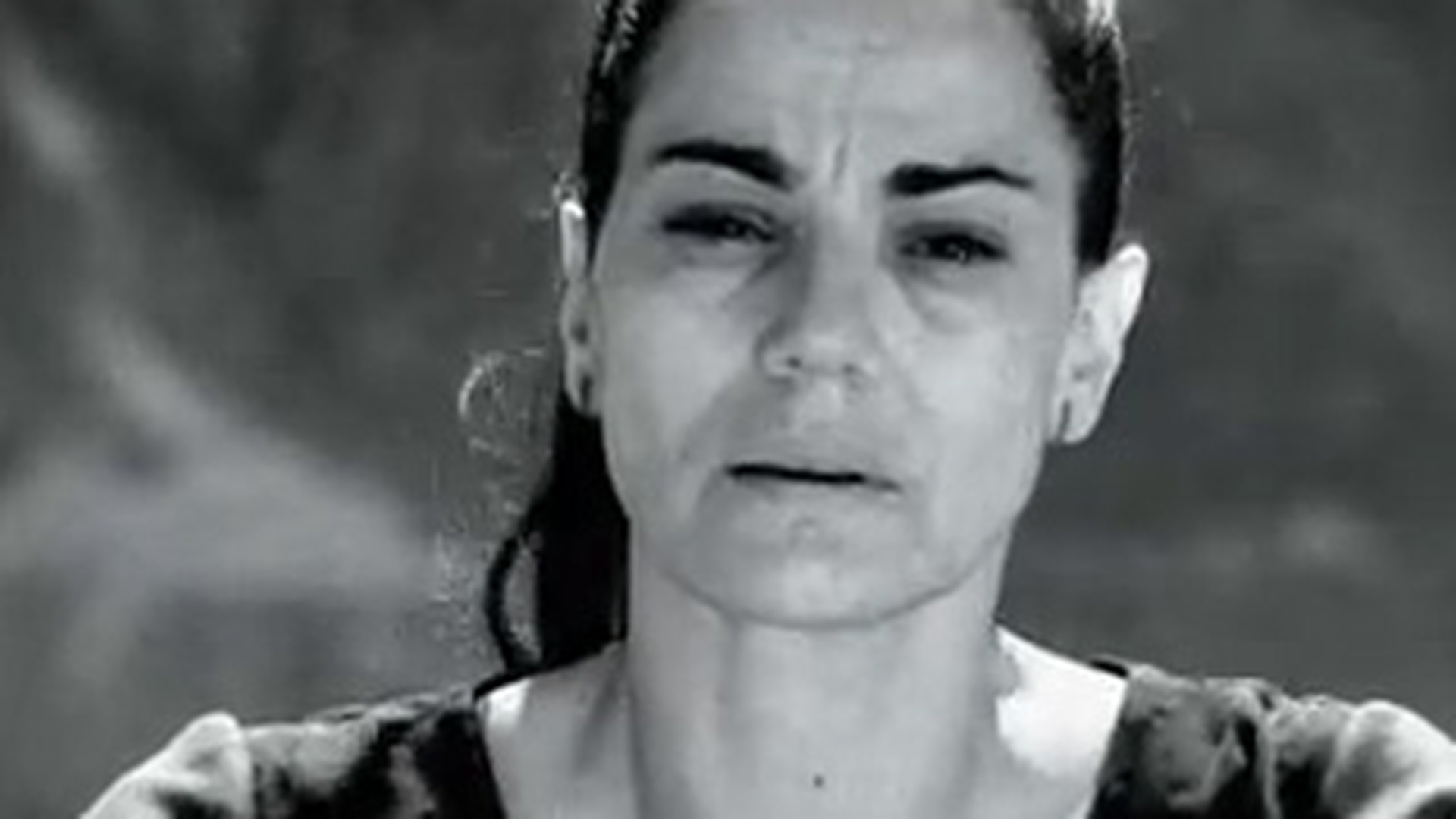 Video genial! Vezi o parodie "sangeroasa" dupa spotul cu Maia Morgenstern in care ea isi "doneaza" aurul: "Nu mai risipi sangele, Maia...doneaza-l!"