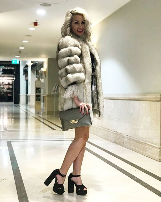 Surorile Bambi şi Deea Maxer, pe o plajă din Dubai! Uite cum şi-au etalat siluetele în costum de baie