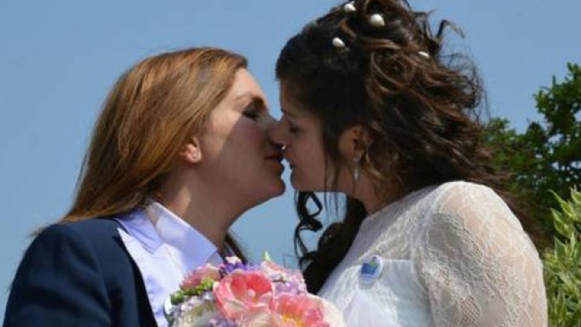 O româncă lesbiană s-a căsătorit cu iubita sa, în Italia! Cele două tinere au deja o fetiţă împreună