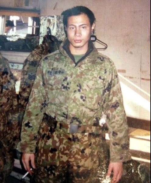 Tanaka, în urmă cu mulți ani, când efectua serviciul militar