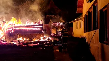 VIDEO. Schitul Sfântul Ierarh Modest , în flăcări! Accesul cu mașinile pompierilor nu a fost posibil din cauza drumului