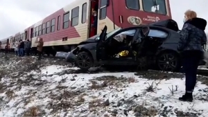 Tragedie pe calea ferată! Trenul a izbit un BMW la Iași, iar doi oameni au murit