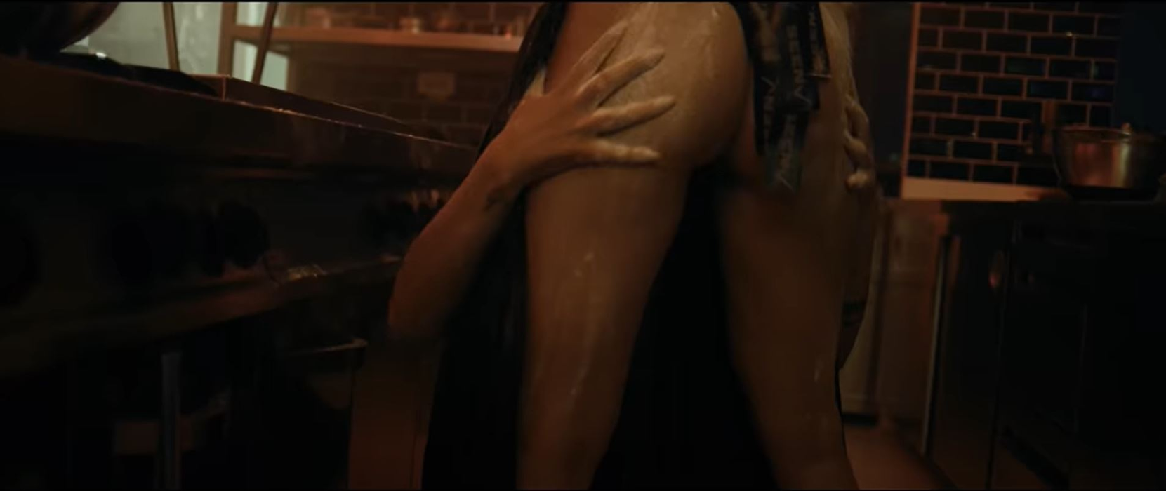 Antonia și Alina Ceușan, filmate în ipostaze ca-n filmele pentru adulți în cel mai nou clip al cântăreței! S-au atins pasional în zone intime și au flirtat una cu cealaltă | VIDEO