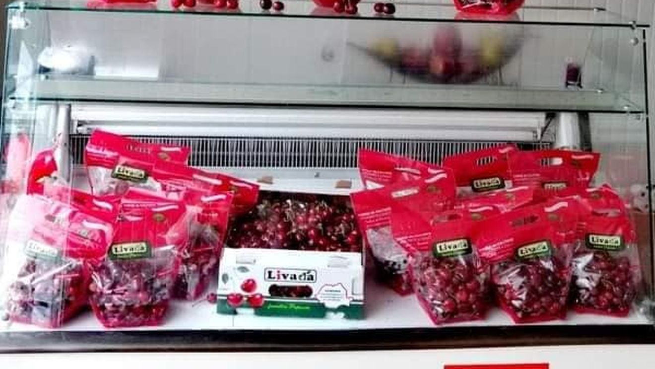 Soții care produc, de fapt, cireșele „Livada”, de la Mega Image. Cine sunt oamenii din spatele afacerii și unde sunt produse faimoasele fructe