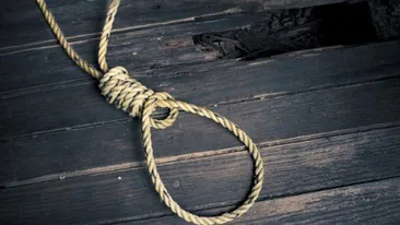 S-a sinucis de ziua lui! Unde l-au găsit sătenii spânzurat