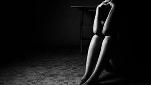 Caz bizar în Satu Mare. Tânără umilită, amenințată cu un cuțit la gât și fimată de amant. Totul a făcut parte dintr-un plan diabolic
