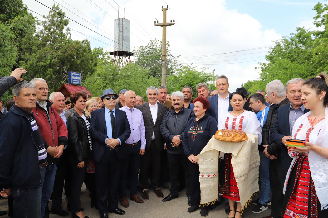 Călin Popescu Tăriceanu, întâmpinat cu pâine și sare în comuna Vasilați, județul Călărași