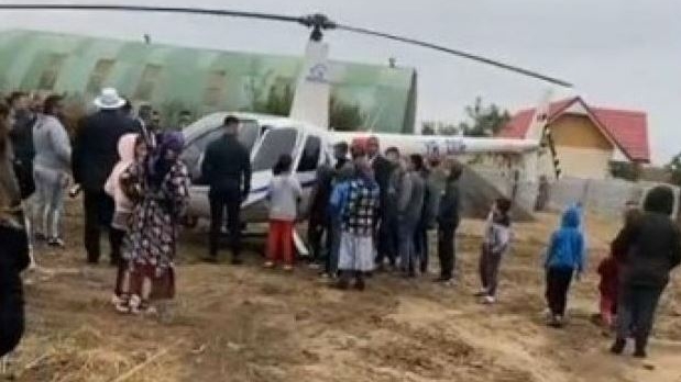 Primarul unei comune din Dolj, adus la nuntă cu elicopterul. “Fu mișto! A fost ambiția lu’ finu’” | VIDEO