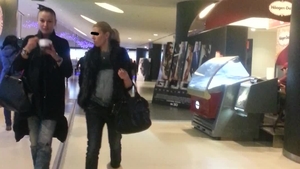 Distractie ca intre fete! Raluca Sandu s-a indulcit cu inghetata inainte de film. Vezi ce mare dezamagire a avut!