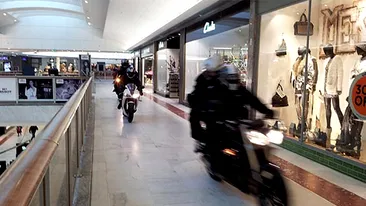 VIDEO Jaf mai ceva ca-n filme! Un grup de motociclişti înarmaţi cu topoare au vandalizat un magazin de bijuterii dintr-un mall!