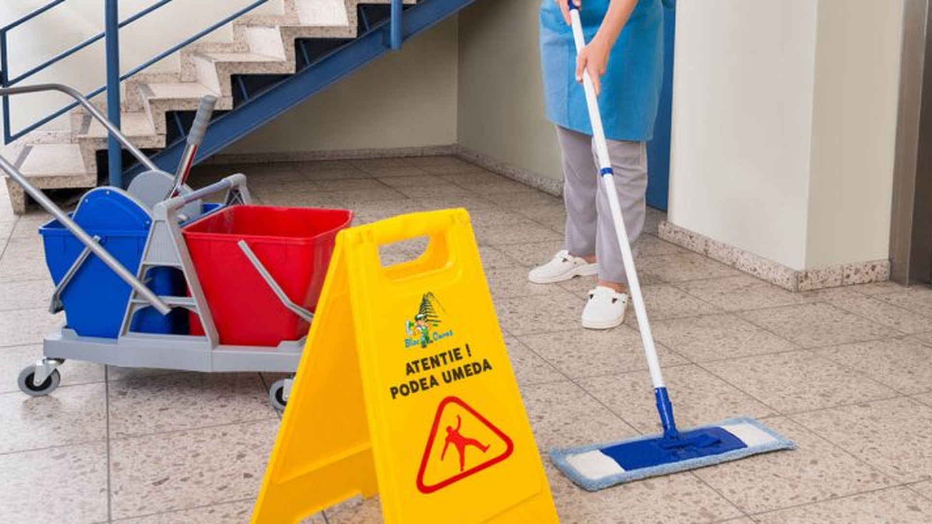 O căzătură în baia unui mall din Capitală i-a adus aproximativ 78.000 lei. O femeia a alunecat pe podeaua umedă și a cerut despăgubiri
