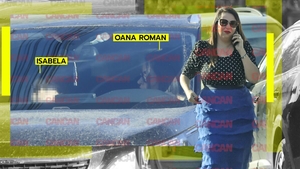 Oana Roman s-a scăpat în costumul de Halloween ziua în amiaza mare. Trecătorii au privit șocați la vestimentația vedetei