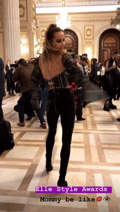 Flavia Mihășan, cu un decolteu obraznic pe covorul întins pentru gala revistei ELLE. Fosta asistentă de la Neatza, criticată de o fană care a comparat-o cu Loredana Groza