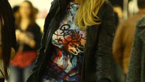 Andreea Bănică se respectă şi e mereu în tendinţe! A ieşit la plimbare prin mall, încălţată cu sandale! O prinde look-ul?