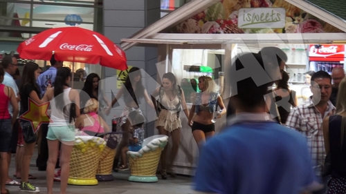 Momente de tensiune pentru Andra! Cantareata a fost luata cu asalt de o multime dezlantuita de fani, in parcarea unui mall!