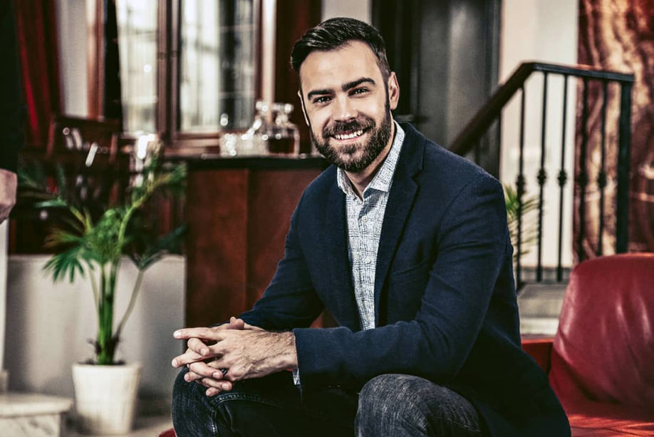 Cu cine se iubeşte, de fapt, Denis Hanganu din Clanul? Cum arată iubita actorului de la Pro TV